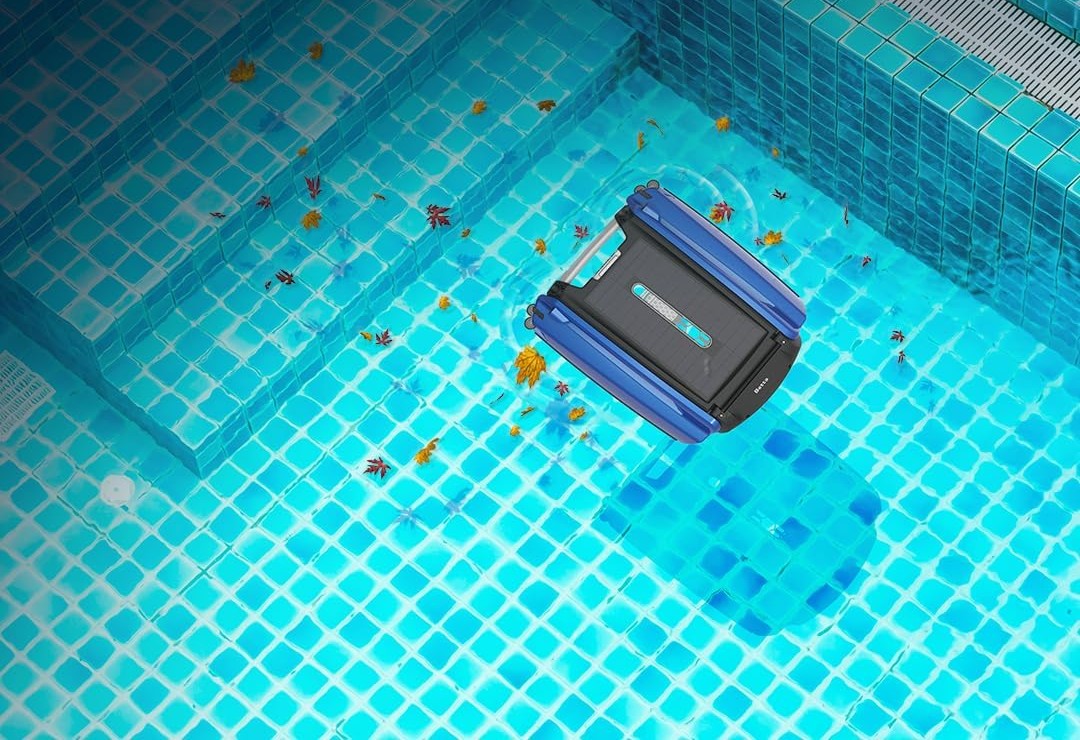 Betta SE Solar Powered Robotic Pool Skimmer (2023)