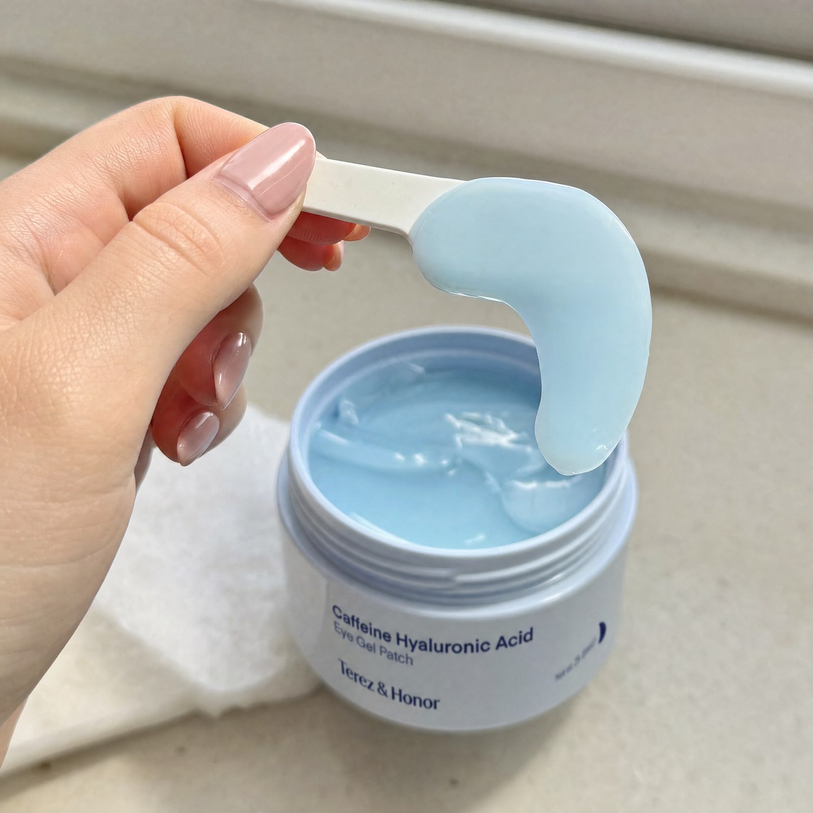 Hydrogel eye patch on the applicator spatula