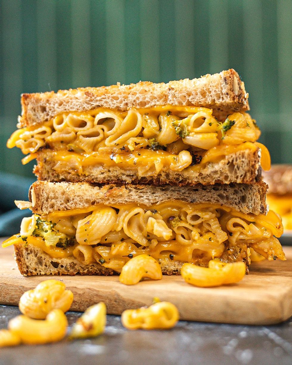 10-Minute Easy Vegan Grilled Mac and Cheese Sandwich