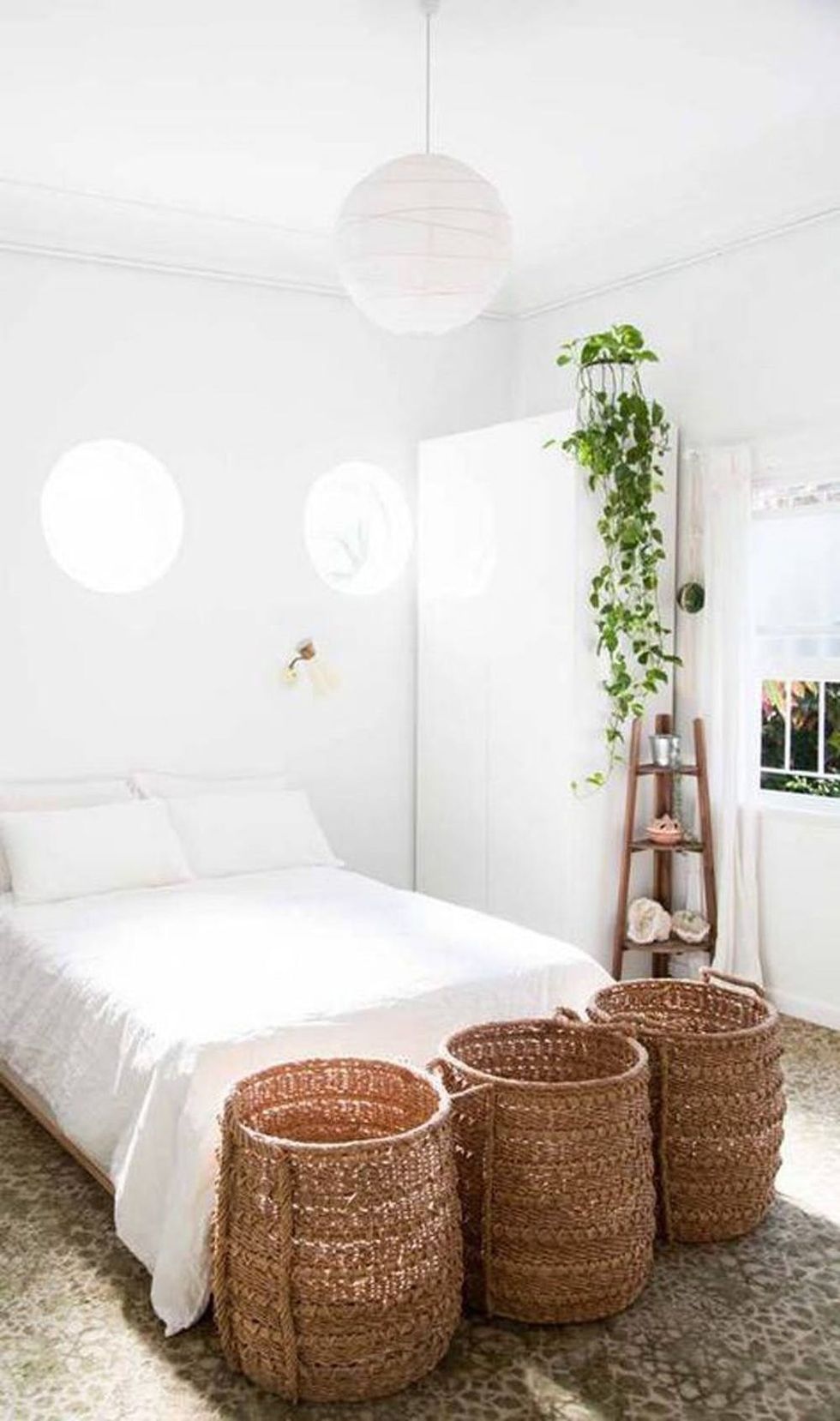 12-minimalist-moments-we-found-in-australia-minimalist-decorating-ideas-white-bedroom-with-baskets-57b2330a81c866970ee83356-w620_h800