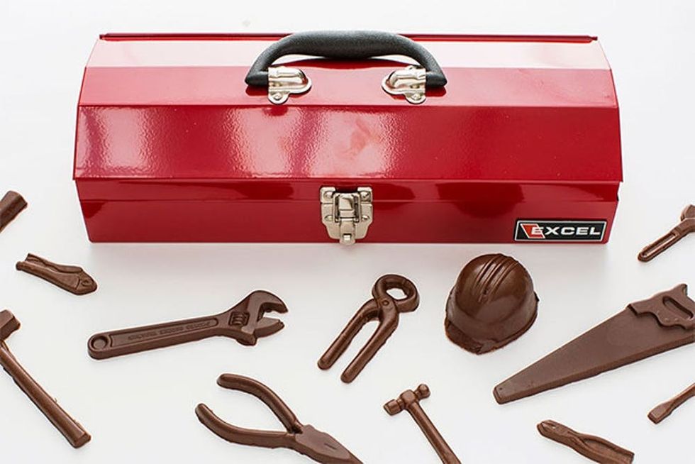 16-diy-fathers-day-gifts-chocolate-tool-box