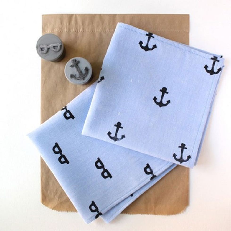 22-diy-fathers-day-gifts-handstamped-handkerchief