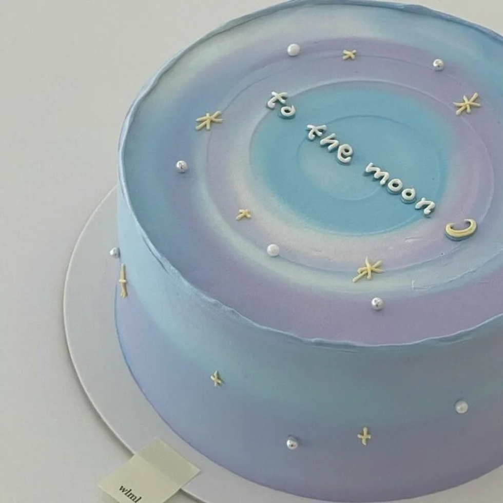 a cake that says "to the moon"