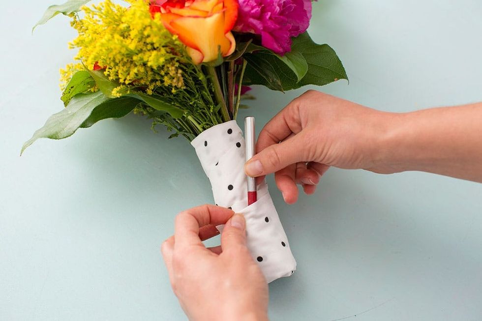 Adding-Lipliner-to-Apron