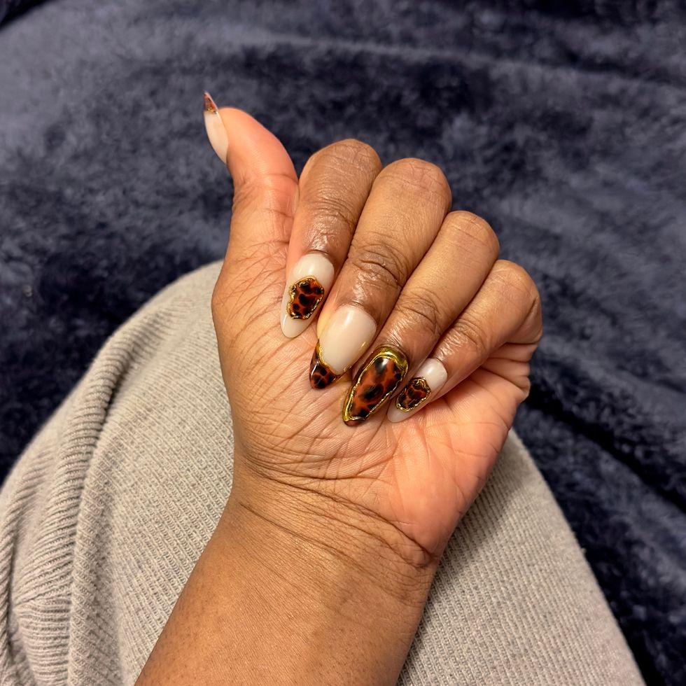 almond nails