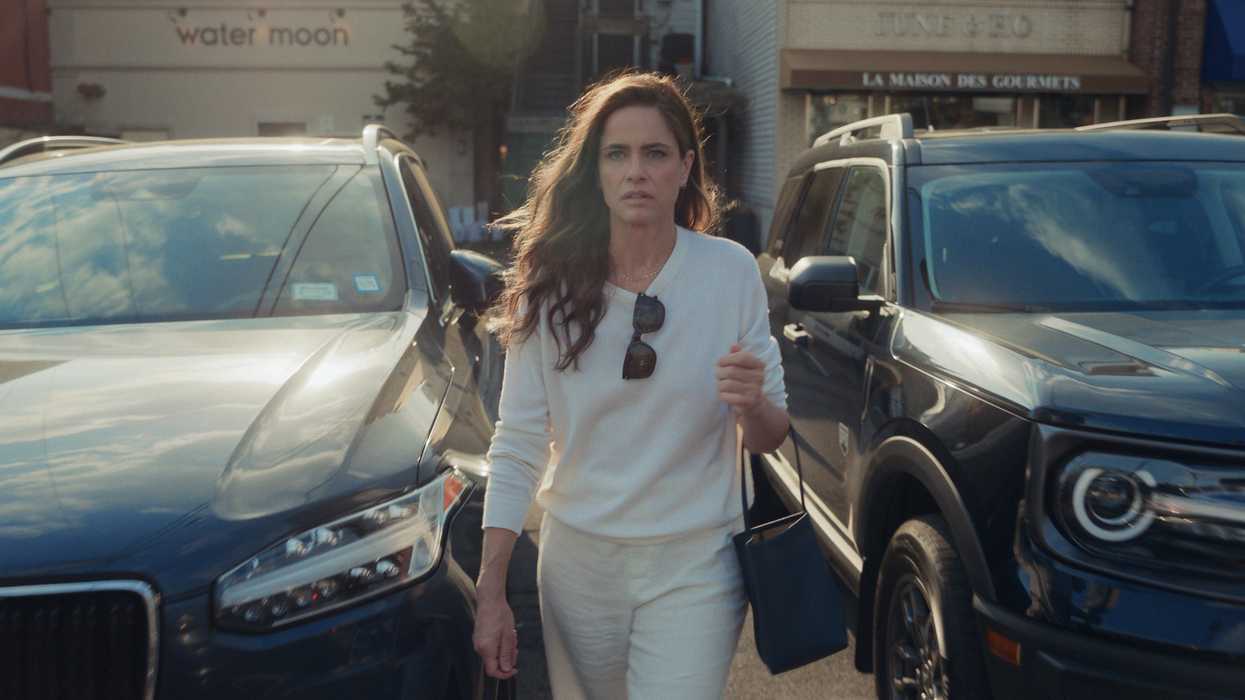 amanda Peet in your friends and neighbors season 1