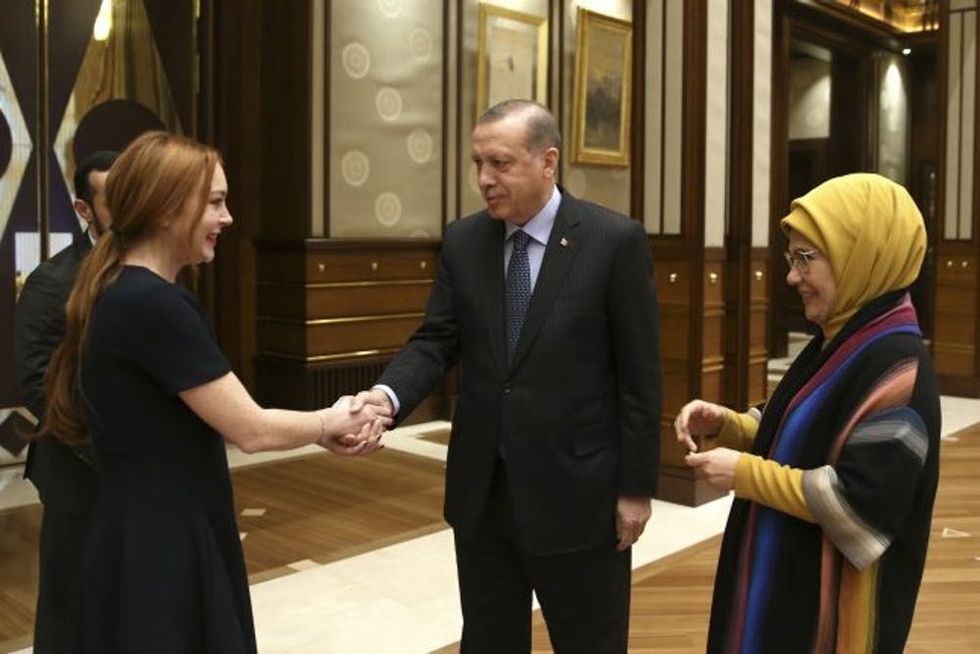 ANKARA, TURKEY - JANUARY 27: American actress Lindsay Lohan meets Turkish President Recep Tayyip Erdogan and his wife Emine Erdogan during her visit at the presidential complex in Ankara, Turkey on January 27, 2017. (Photo by Turkish Presidency/Yasin Bulbul/Anadolu Agency/Getty Images)