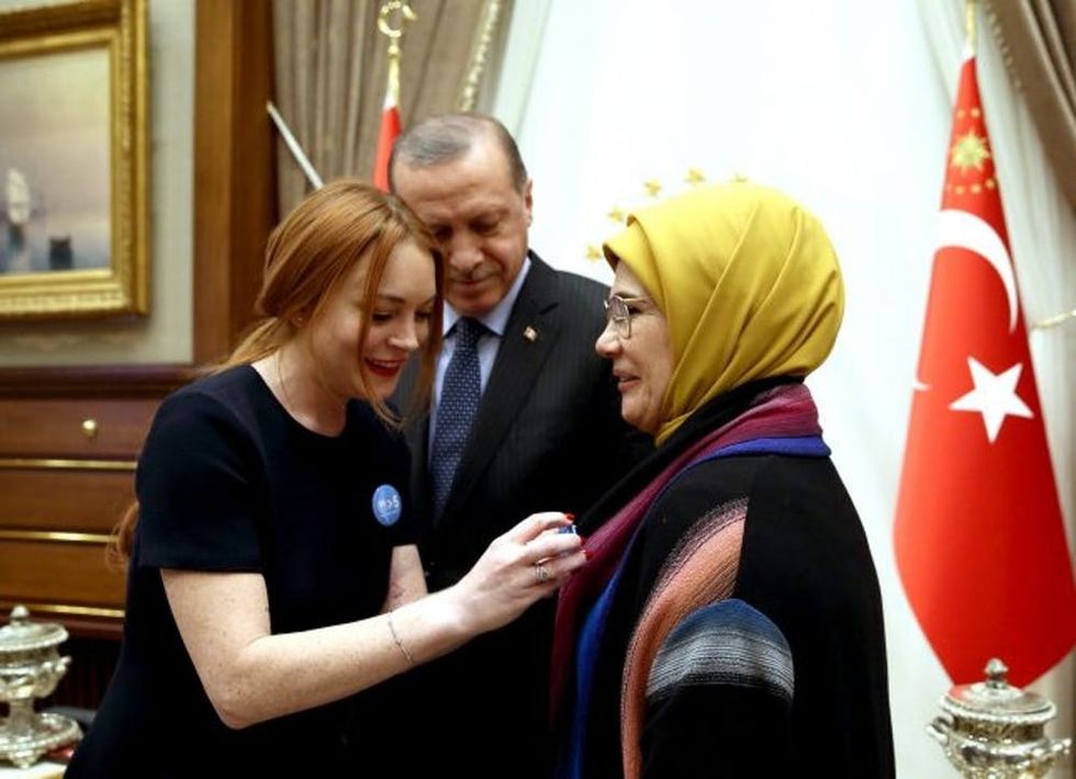 ANKARA, TURKEY - JANUARY 27: American actress Lindsay Lohan pins a "World is bigger than Five" badge to Turkish President Recep Tayyip Erdogan's wife Emine Erdogan during her visit at the presidential complex in Ankara, Turkey on January 27, 2017. (Photo by Turkish Presidency/Yasin Bulbul/Anadolu Agency/Getty Images)