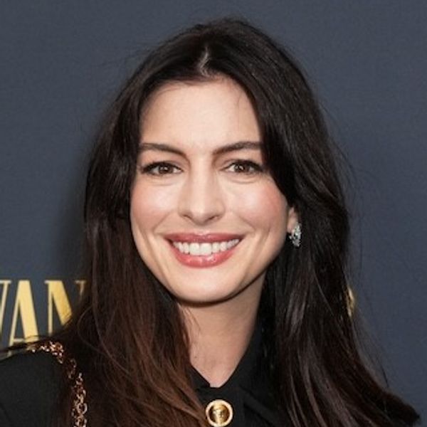 anne hathaway at the apprentice premiere