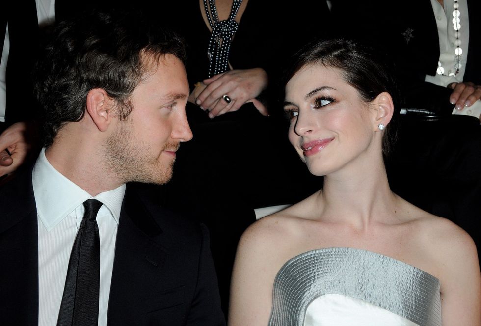 Anne hathaway husband adam shulman