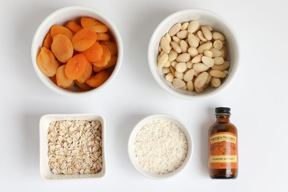 apricot energy balls ingredients