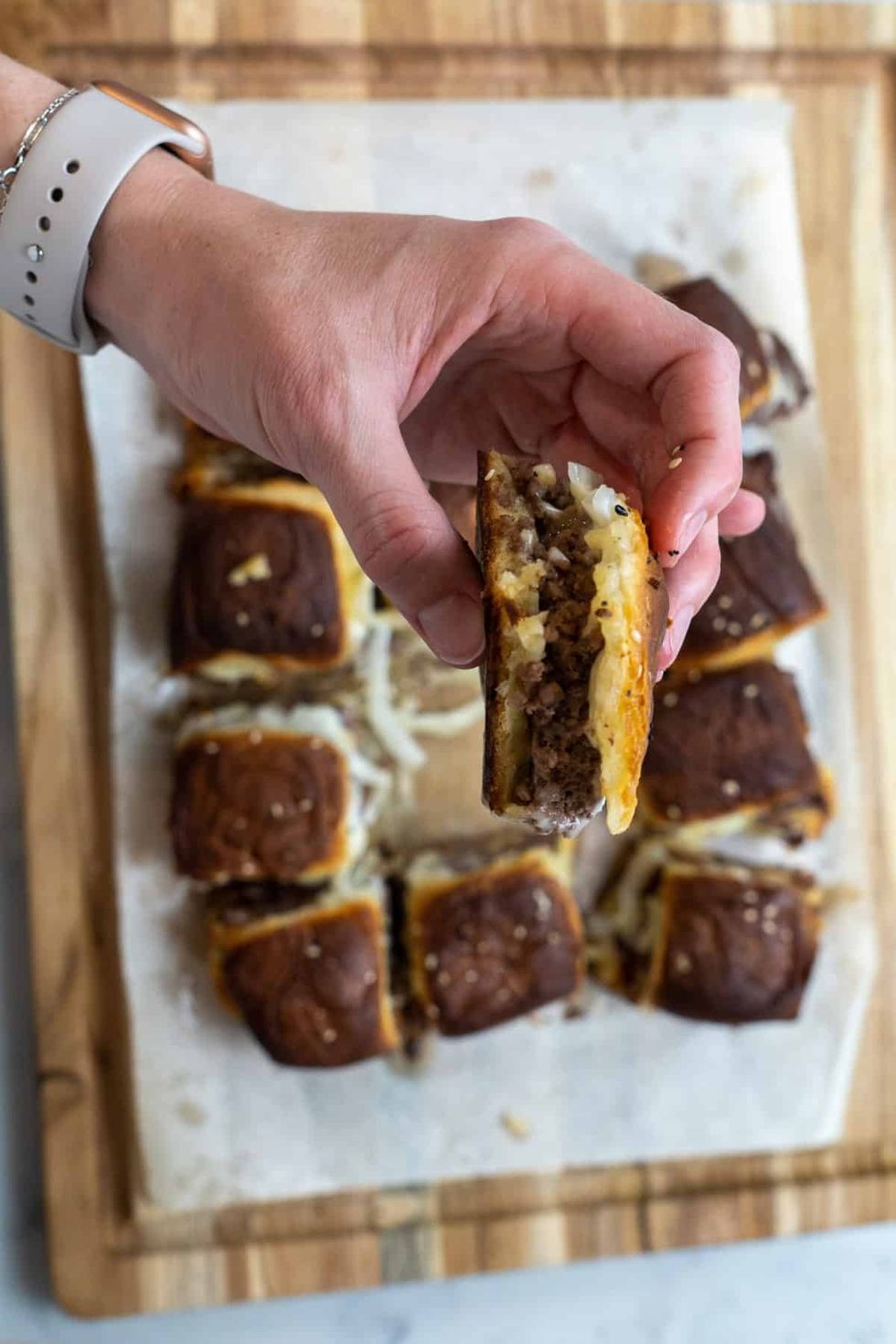 Baked Cheeseburger Hawaiian Roll Sliders