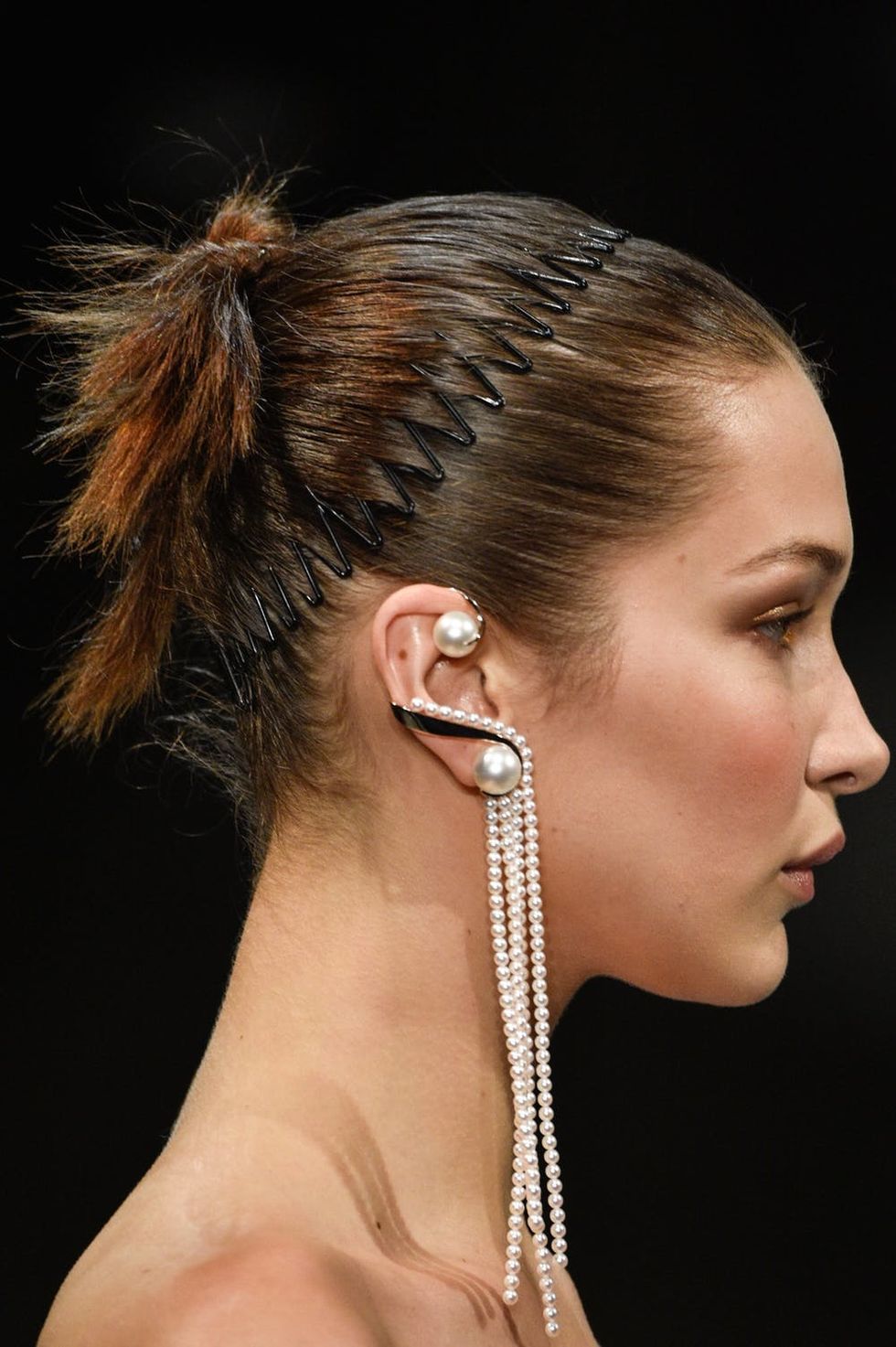 Bella Hadid wearing a zig-zag headband.
