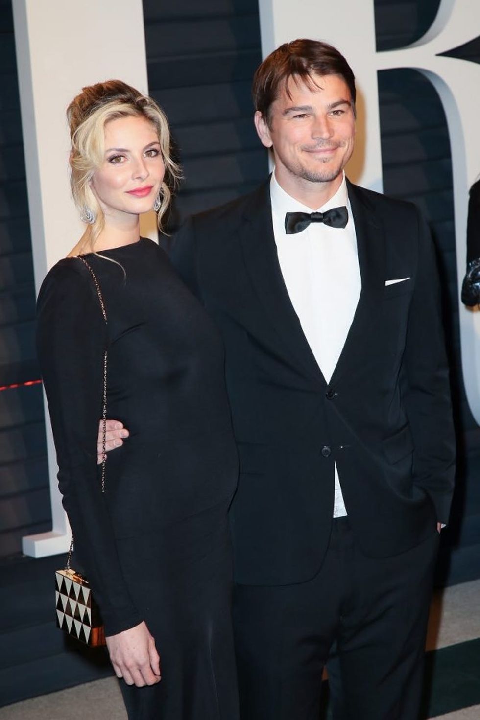 BEVERLY HILLS, CA - FEBRUARY 26: Actors Tamsin Egerton (L) and Josh Hartnett attend the 2017 Vanity Fair Oscar Party hosted by Graydon Carter at the Wallis Annenberg Center for the Performing Arts on February 26, 2017 in Beverly Hills, California. (Photo by David Livingston/Getty Images)