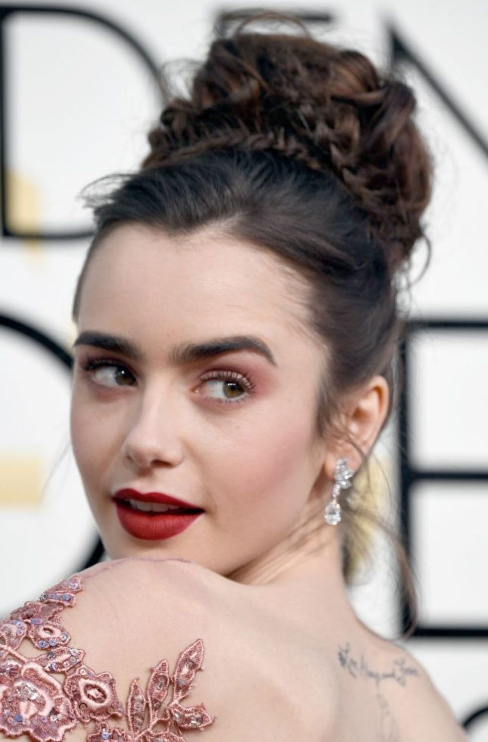 BEVERLY HILLS, CA - JANUARY 08: Actress Lily Collins attends the 74th Annual Golden Globe Awards at The Beverly Hilton Hotel on January 8, 2017 in Beverly Hills, California. (Photo by Frazer Harrison/Getty Images)