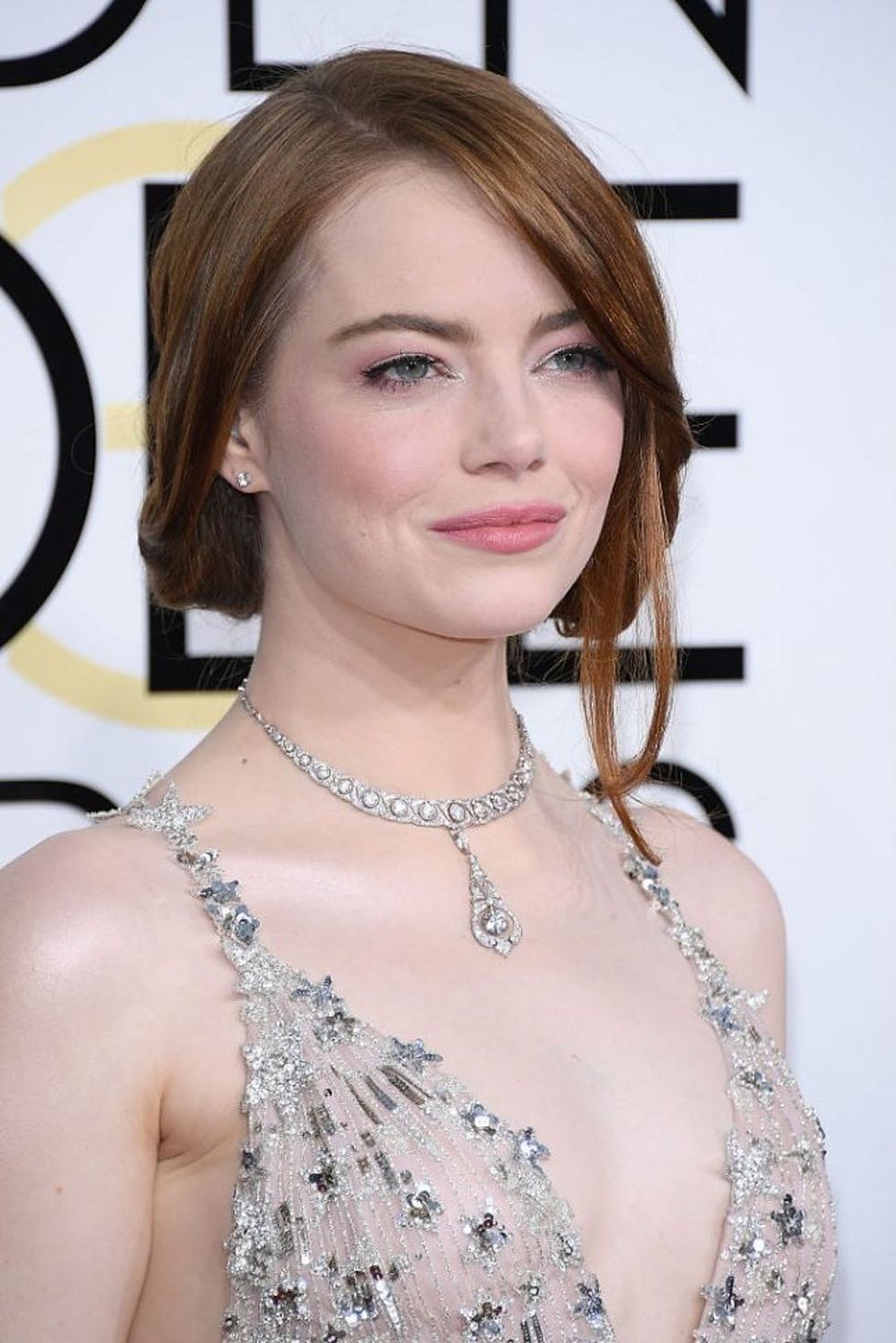 BEVERLY HILLS, CA - JANUARY 08: Emma Stone attends the 74th Annual Golden Globe Awards at The Beverly Hilton Hotel on January 8, 2017 in Beverly Hills, California. (Photo by Venturelli/WireImage)