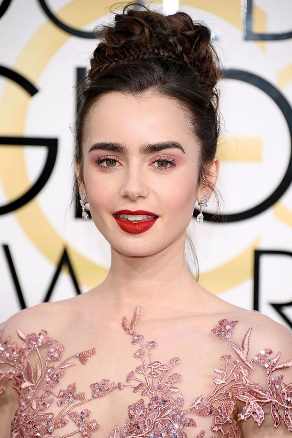 BEVERLY HILLS, CA - JANUARY 08: Lily Collins attends the 74th Annual Golden Globe Awards at The Beverly Hilton Hotel on January 8, 2017 in Beverly Hills, California. (Photo by Venturelli/WireImage)