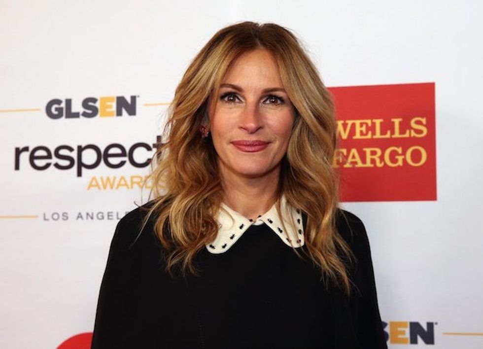 BEVERLY HILLS, CA - OCTOBER 21: Honorary Co-Chair Julia Roberts, wearing Gucci dress and Calzedonia stockings, attends the 2016 GLSEN Respect Awards - Los Angeles at the Beverly Wilshire Four Seasons Hotel on October 21, 2016 in Beverly Hills, California. (Photo by Jonathan Leibson/Getty Images for GLSEN)
