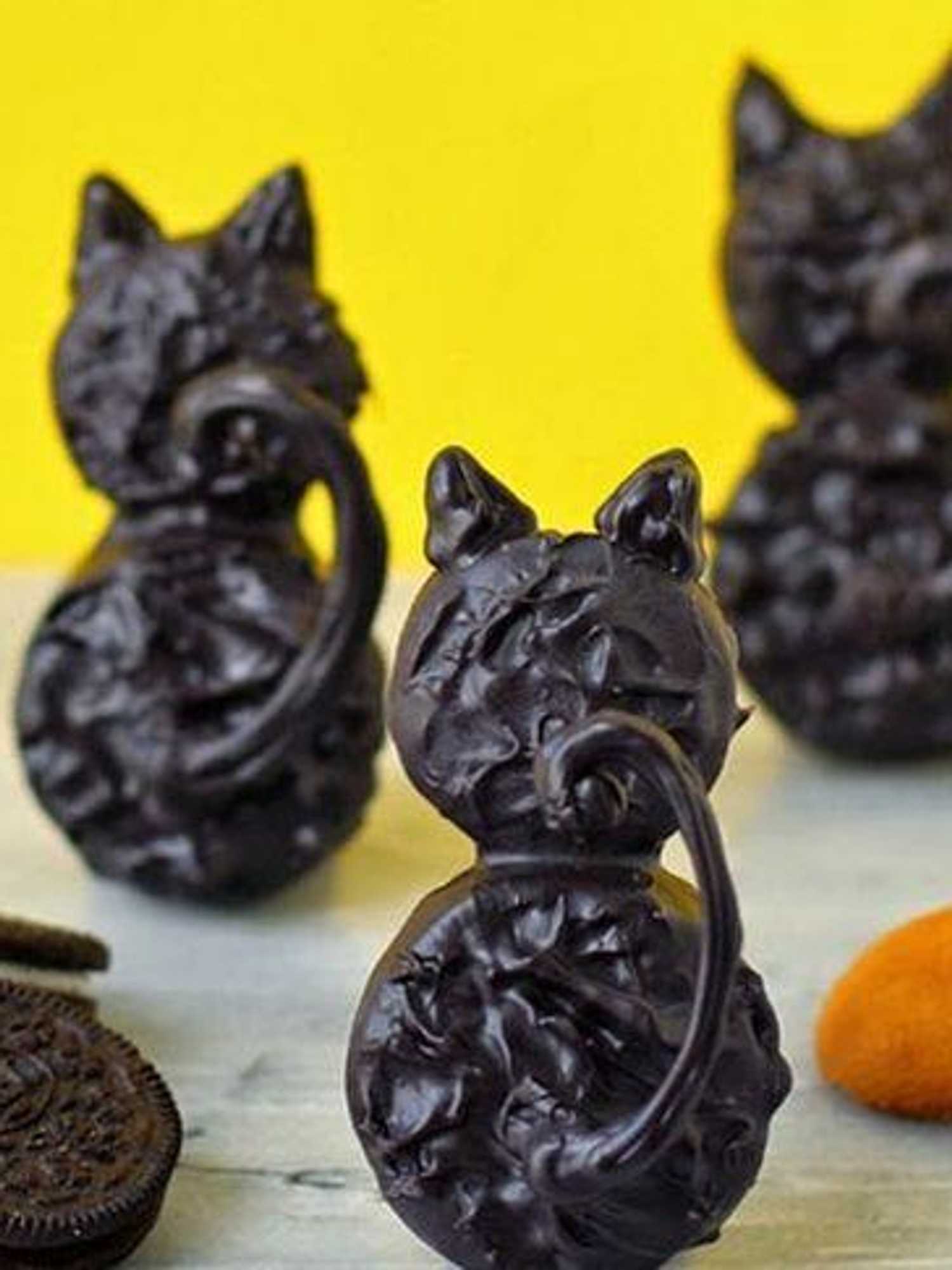 black cat cookies