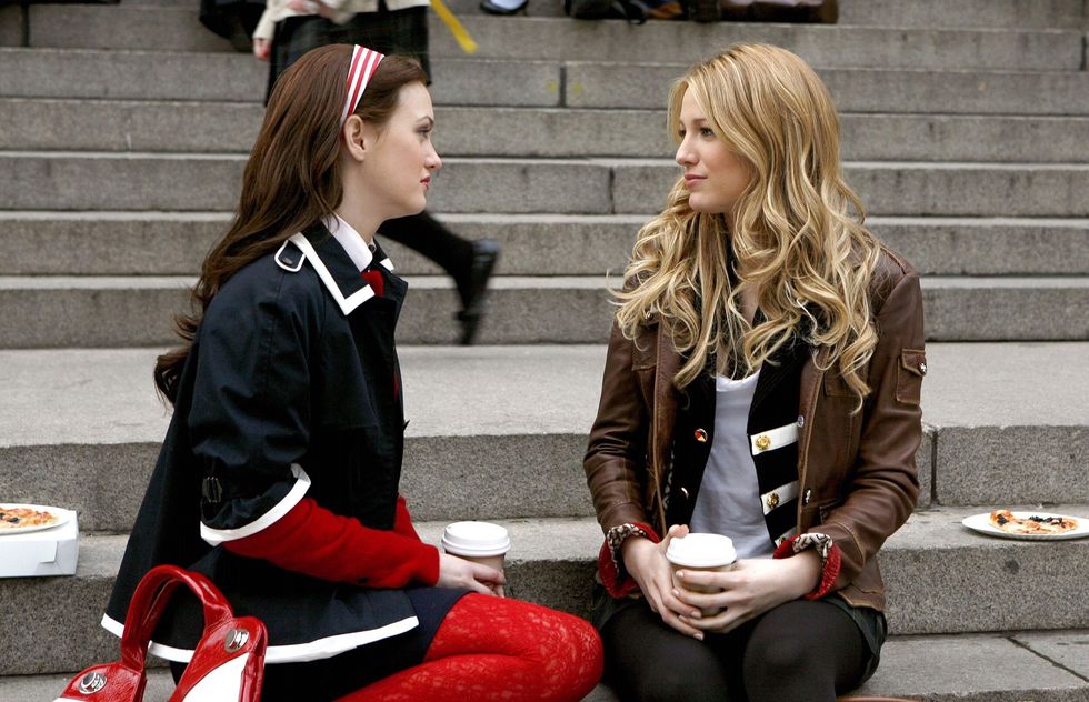 Blair and Serena are sitting and talking on the steps of the MET.