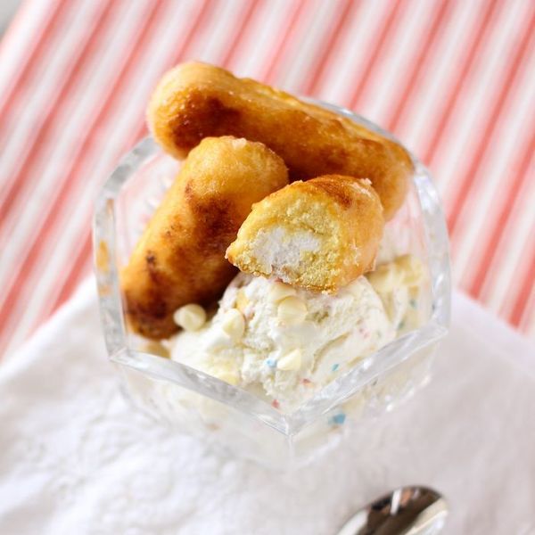 Br\u00fbl\u00e9ed Twinkie Ice Cream Sundaes