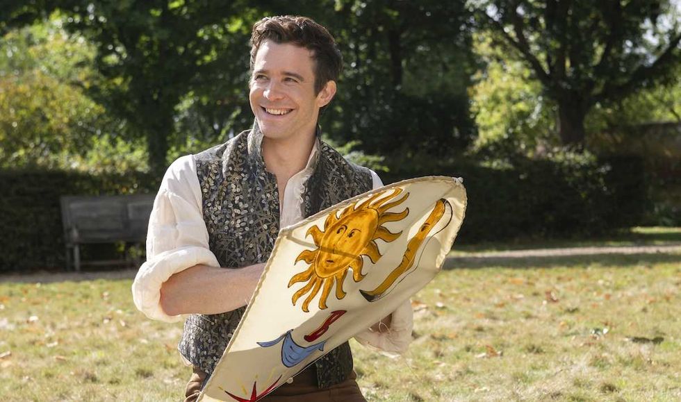 이 사랑스러운 '브리저튼' 시즌4 디테일 하나가 베네딕트와 소피가 완벽한 한 쌍임을 증명한다.