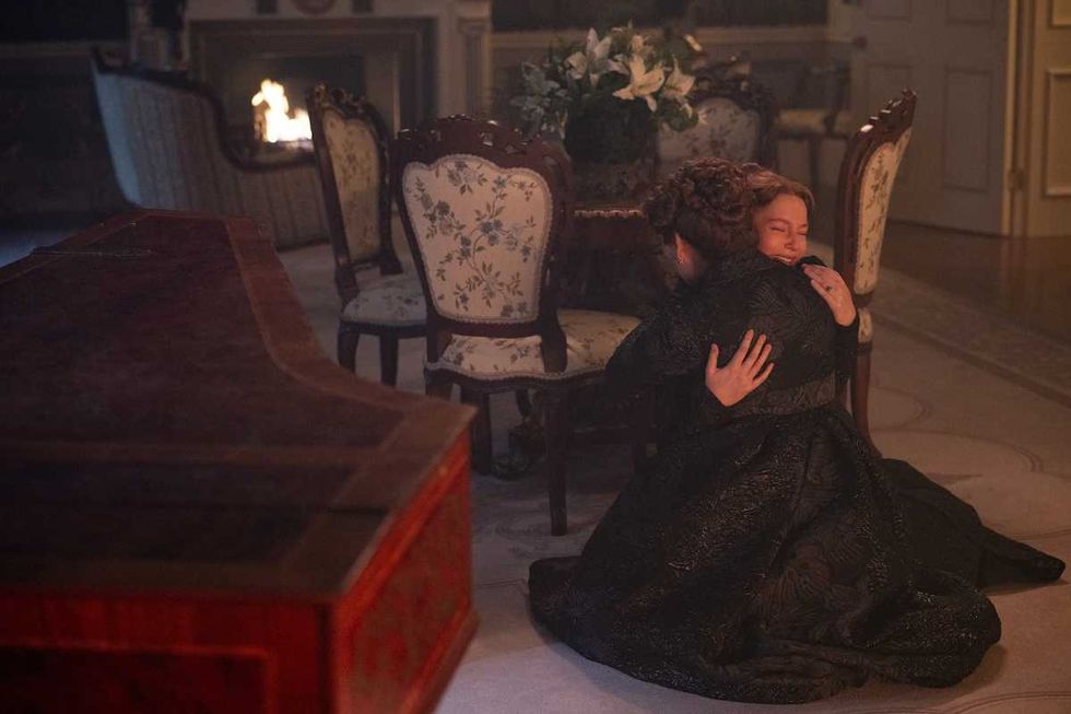 bridgerton season 4 episode 7 francesca crying in violet's arms