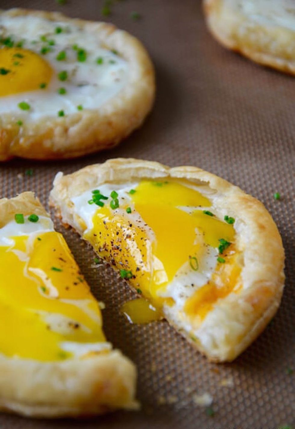 cheesy-puff-pastry-baked-eggs