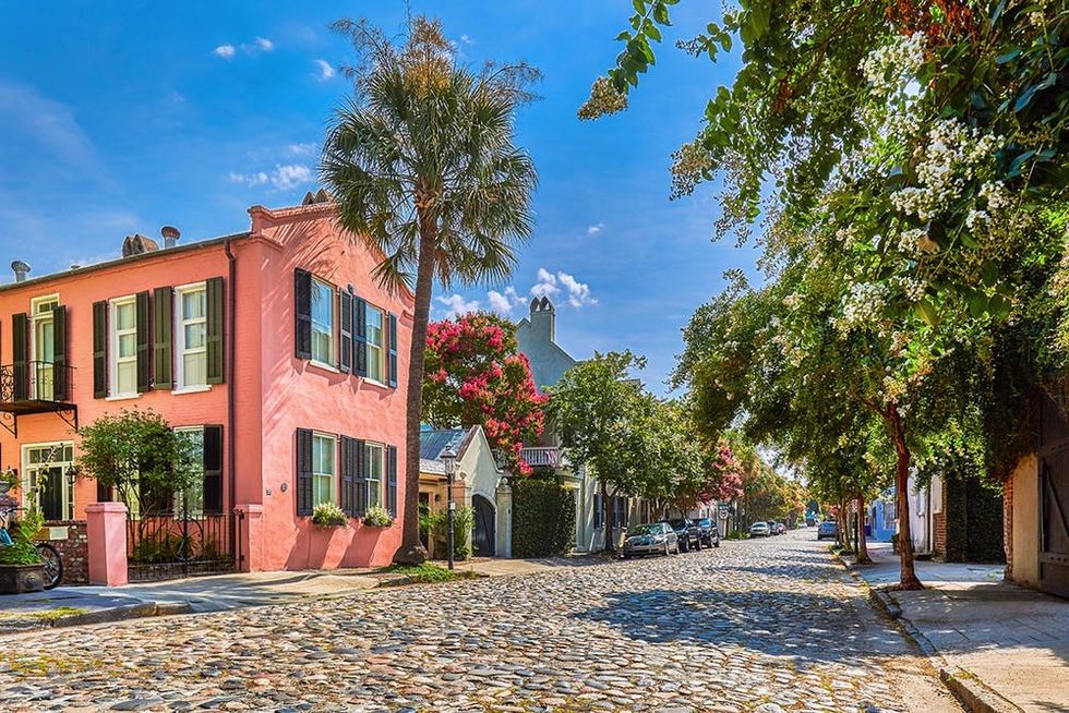 Cobblestoned Chalmers Street and historic buildings in Charleston, South Carolina,USA