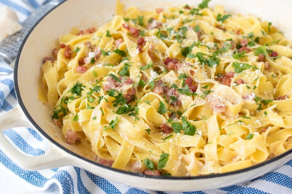 Creamy egg and bacon carbonara tutorial (no cream used!)