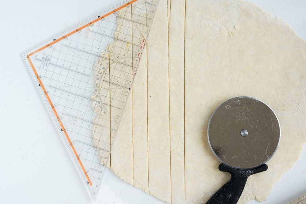 Cutting lattice crust