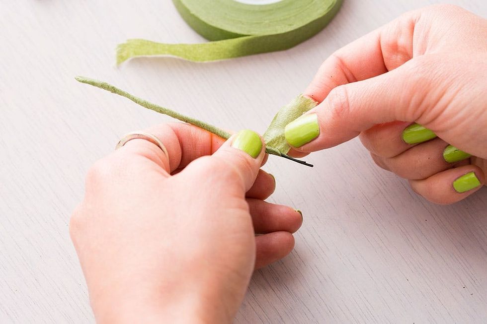 Daffodil-wrapping-wire