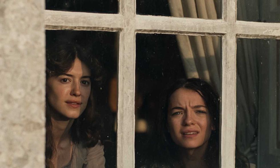 daisy edgar jones and esme creed-miles as elinor and marianne