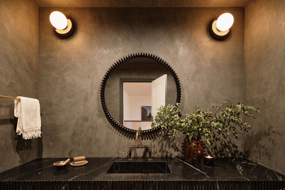 dark and moody bathroom decor ideas