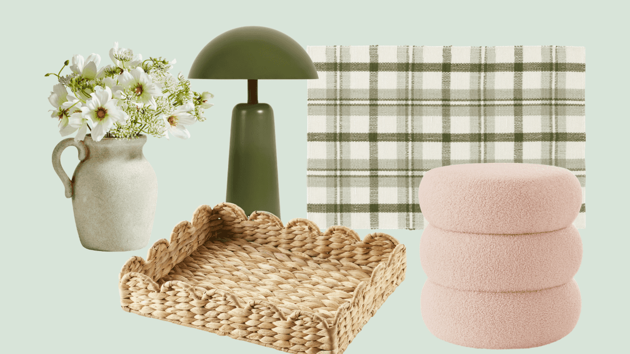 Decor items: vase with flowers, green lamp, plaid mat, woven tray, pink pouf.