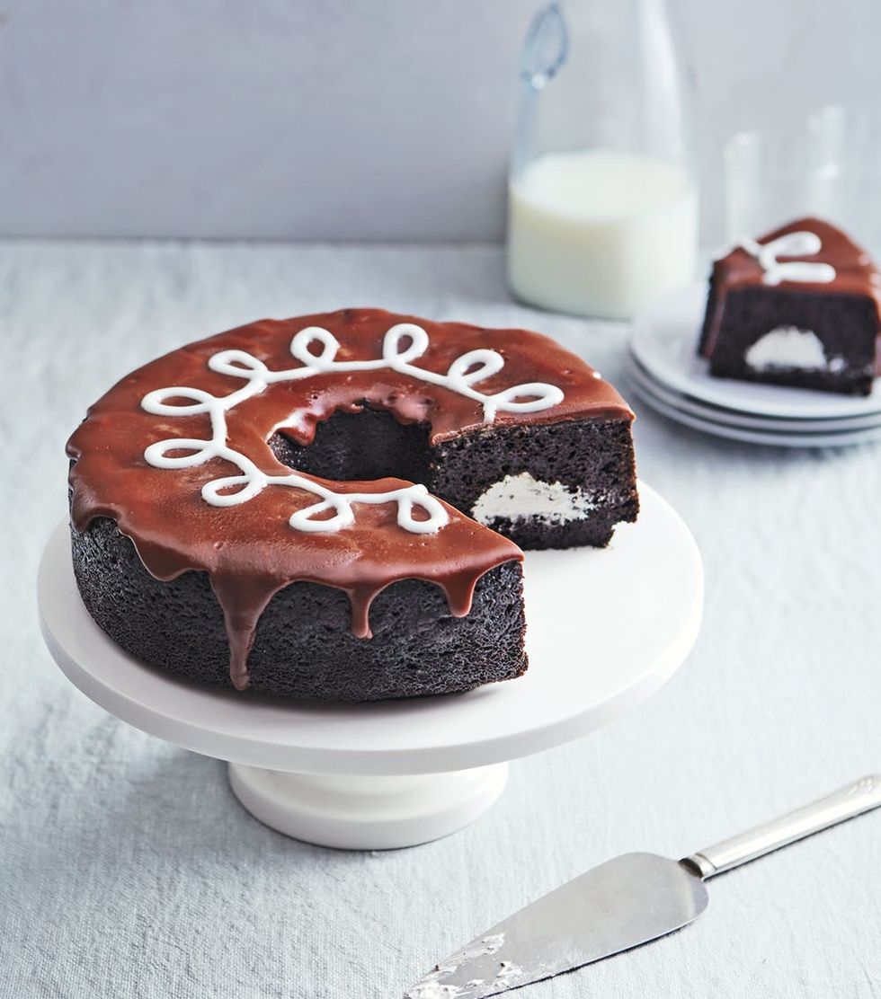 Ding Dong Cake - Nostalgic Marshmallow-Filled Cake (c) Linda Xiao