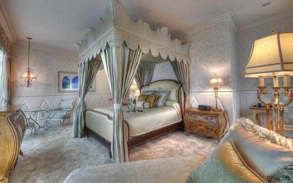 disneyland hotel fairy tale suite