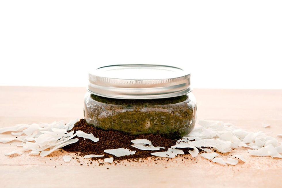 DIY Coffee-Coconut Oil Sugar Scrub at Home Pedicure Ideas