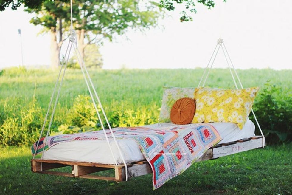 DIY-Pallet-Swing-Bed-The-Merrythought-1