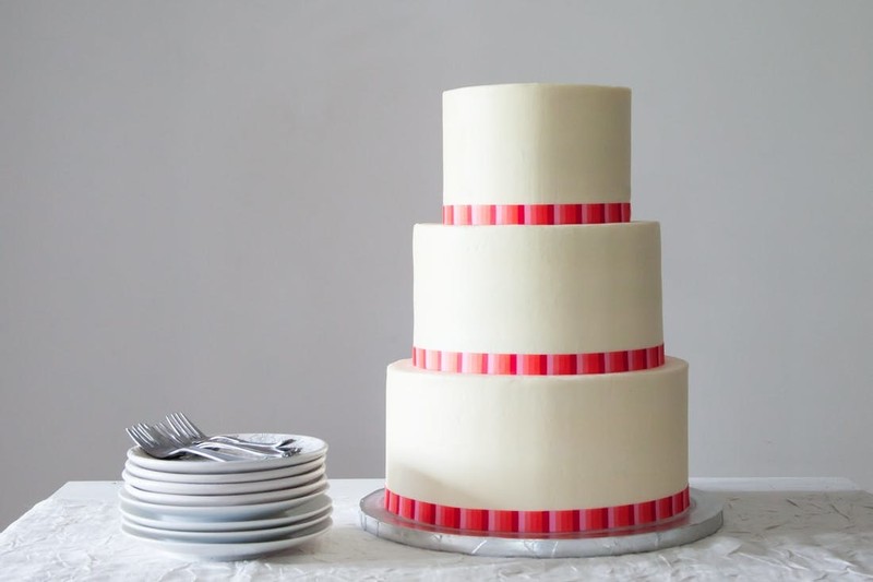 How to stack a three tier wedding cake | Beachweddingtips.com
