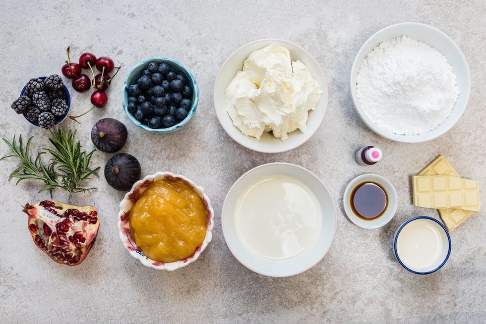 Drip cake frosting, filling and decorations
