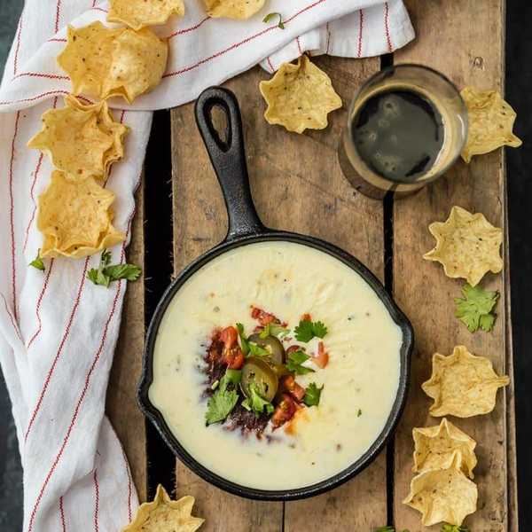 Easy Restaurant Style White Queso