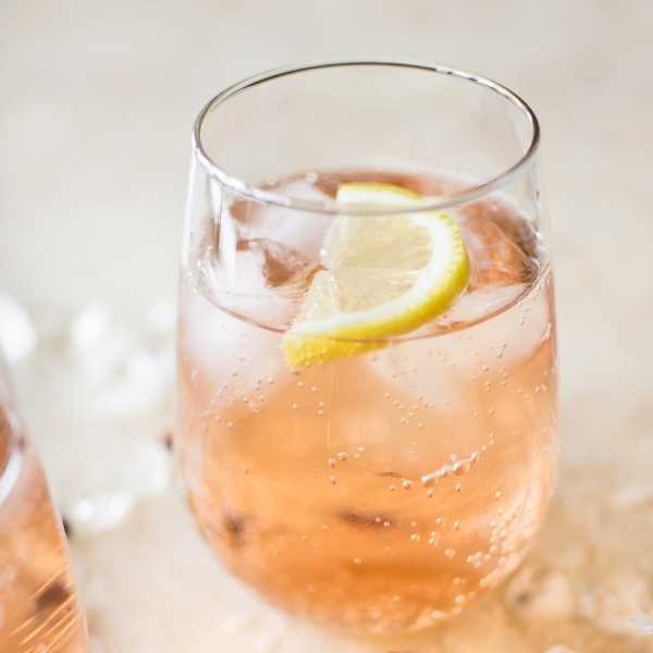 Easy Ros\u00e9 Spritzer cocktail recipe for the kentucky derby