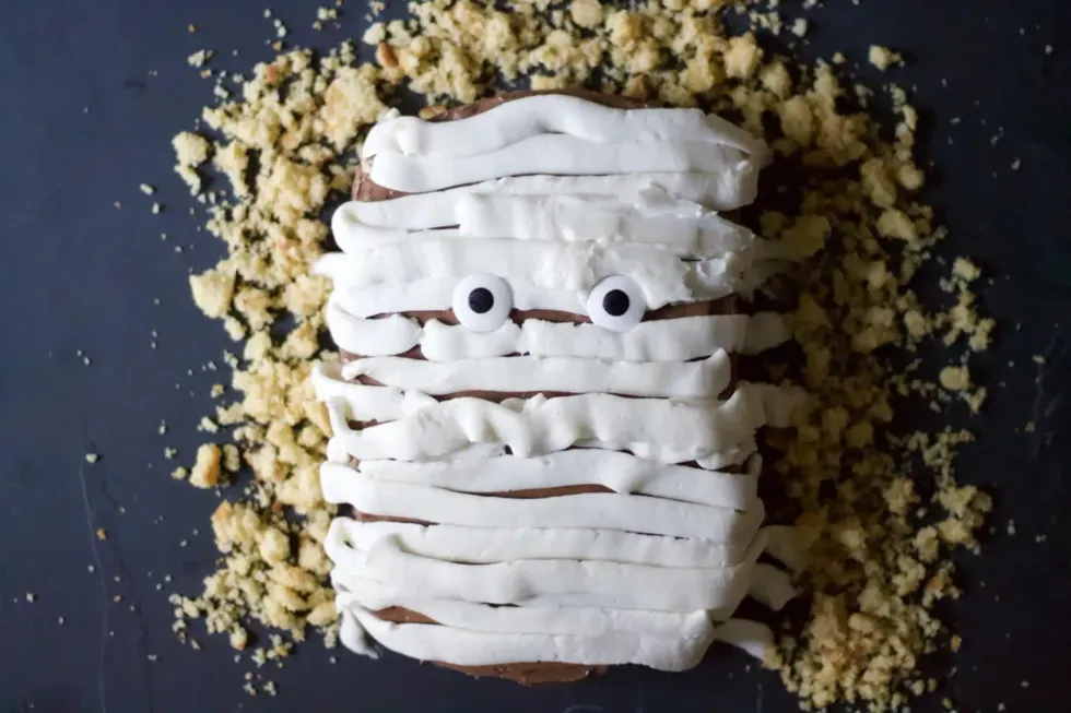 effortless no-bake mummy sponge cake