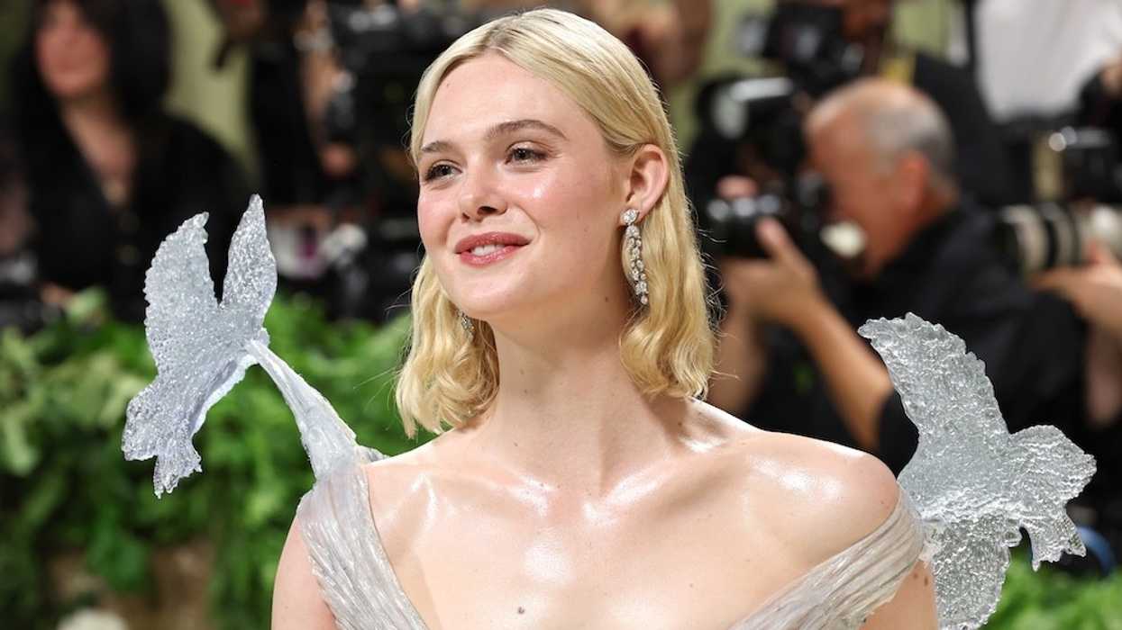 elizabeth banks elle fanning effie trinket sunrise on the reaping cast