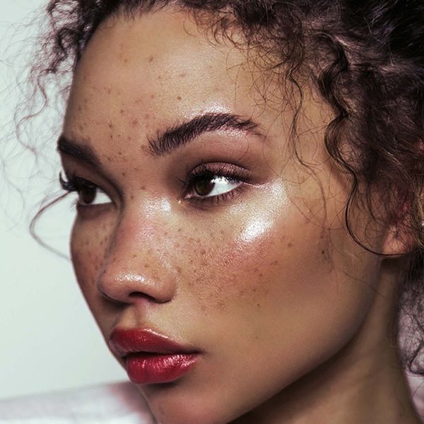 4 Makeup Looks That Flawlessly Complement Freckles - Brit + Co
