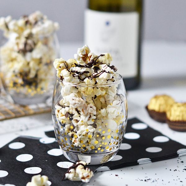 This Glittery Black and White Popcorn Appetizer Deserves an Oscar Nom