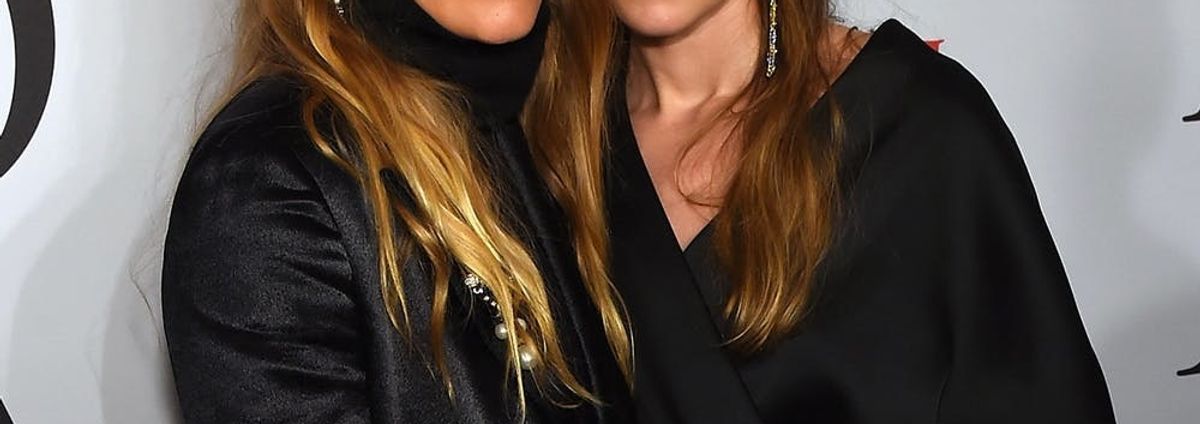 This Art Exhibit Of The Olsen Twins Hiding From The Paparazzi Lives Up 