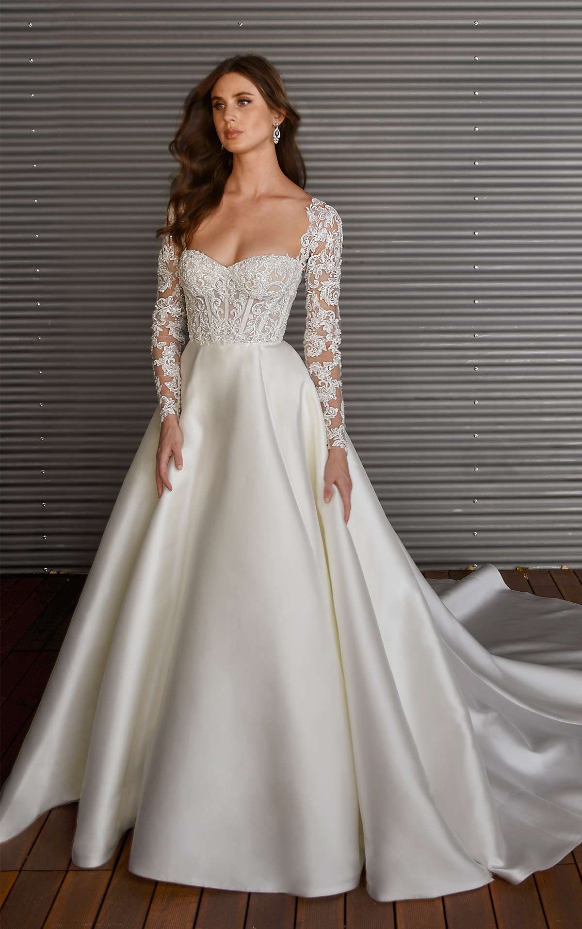 Classic Ball Gown Wedding Dress With Sweetheart Neckline And Detachable Tulle Jacket