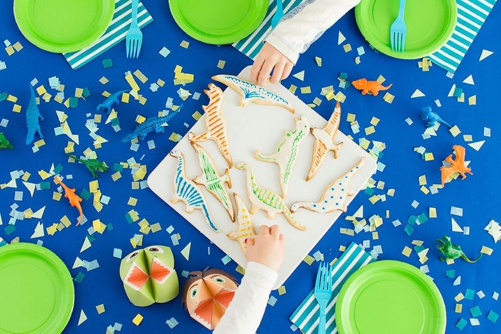 Final-Dino-Tablescape-With-Hands